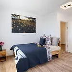 Luxusni Blonde Farm Slavetin