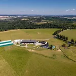 Luxusni Blonde Farm Apartment Slavetin