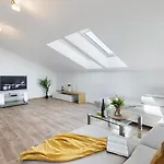 Luxusni Blonde Farm Slavetin